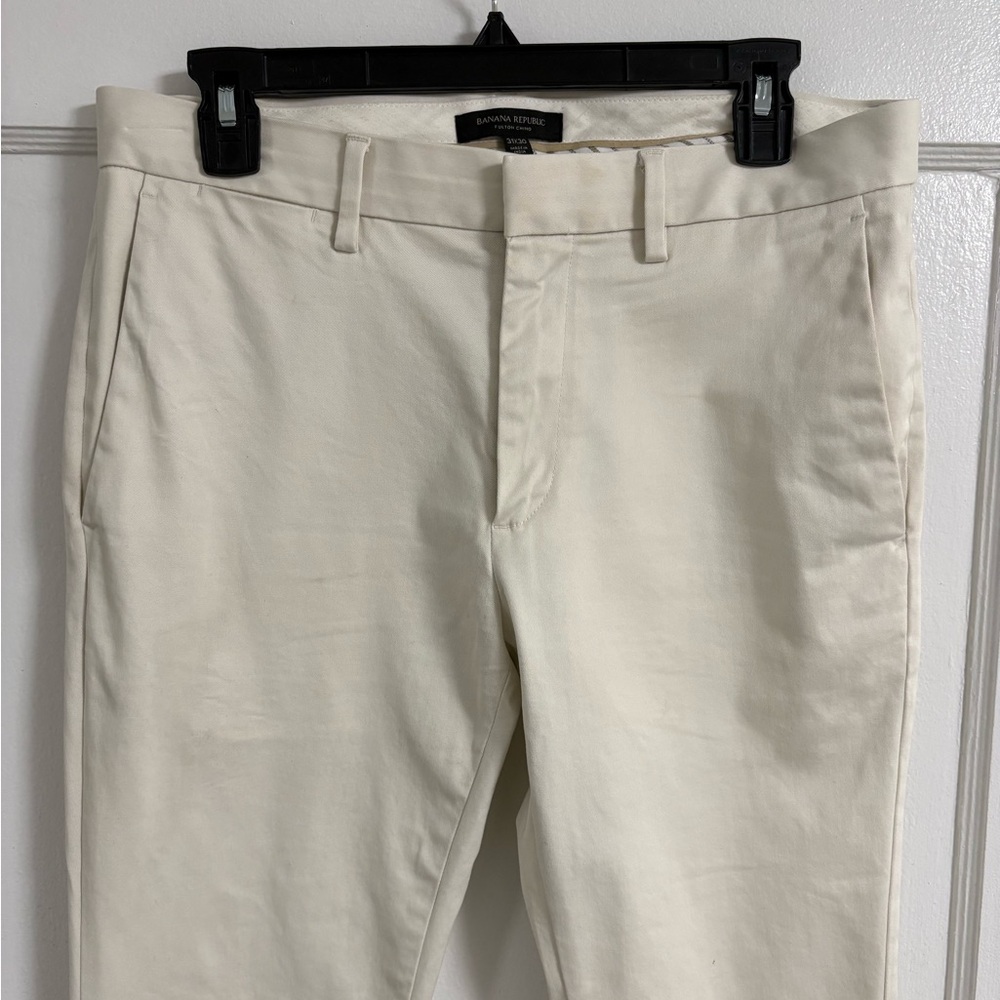 Men’s Banana Republic Fulton Chino Pants W31/L30 color is stone off white